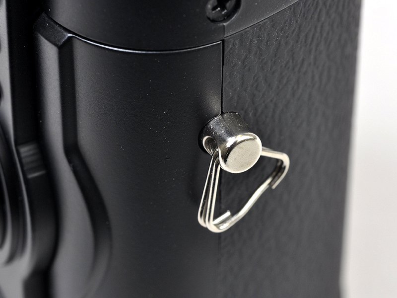 <b>ストラップ取付け部は三角環式だが、環が小さく一般的な一眼レフカメラ用ストラップは通せない。ただし、大きめの環に交換すれば問題はなさそうだ</b>