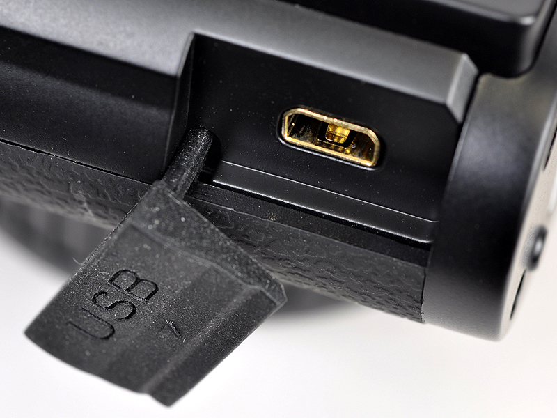 <b>USB端子。AV出力もここからできる</b>