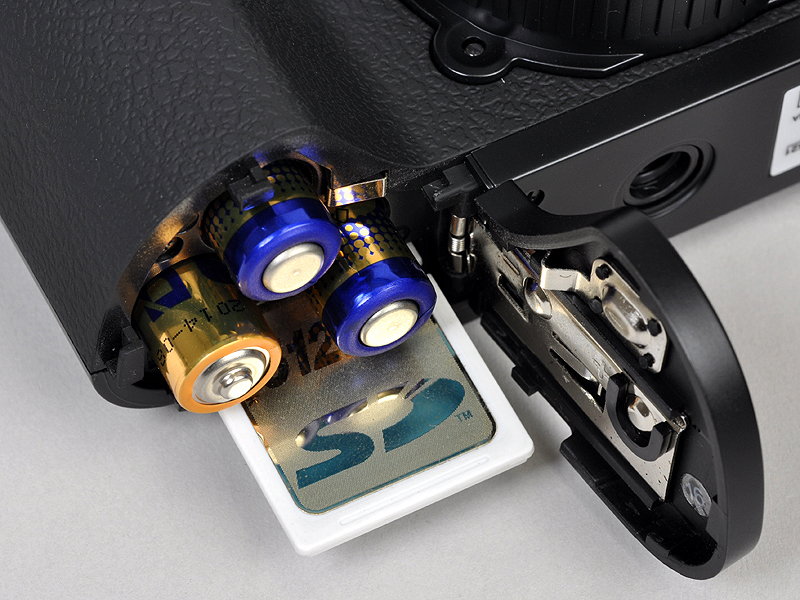 <b>バッテリーは単4電池×3本と珍しい構成。記録メディアはSDHC/SDメモリーカード</b>