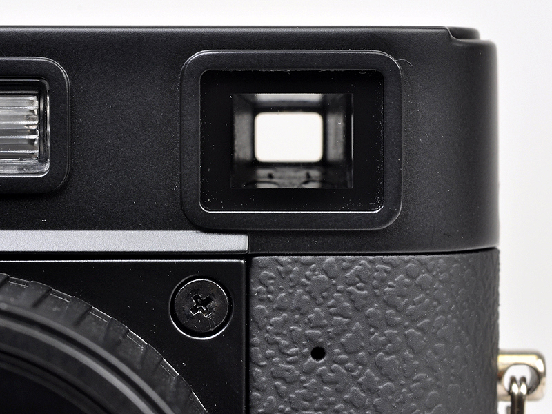 <b>光学ファインダーも搭載している</b>