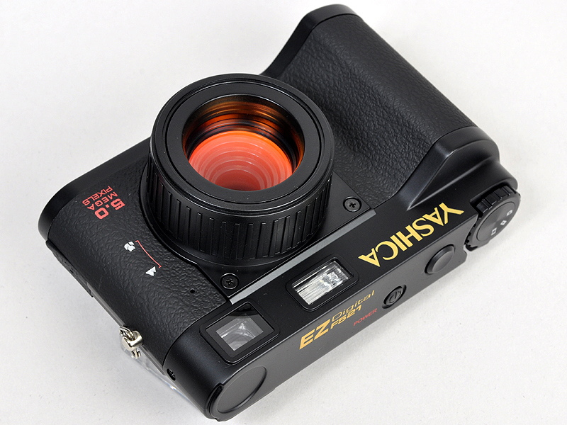 <b>大きめのレンズがクラシック感を更に引き立てている</b>