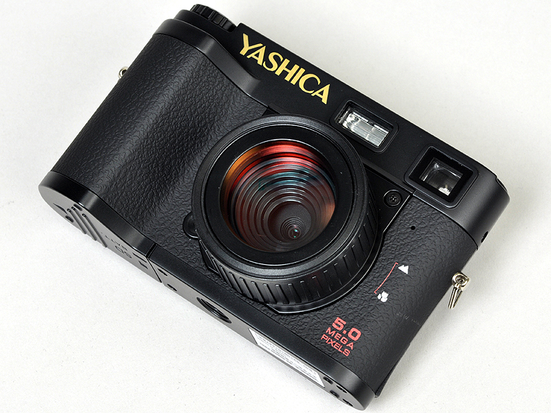 <b>大きめのレンズがクラシック感を更に引き立てている</b>