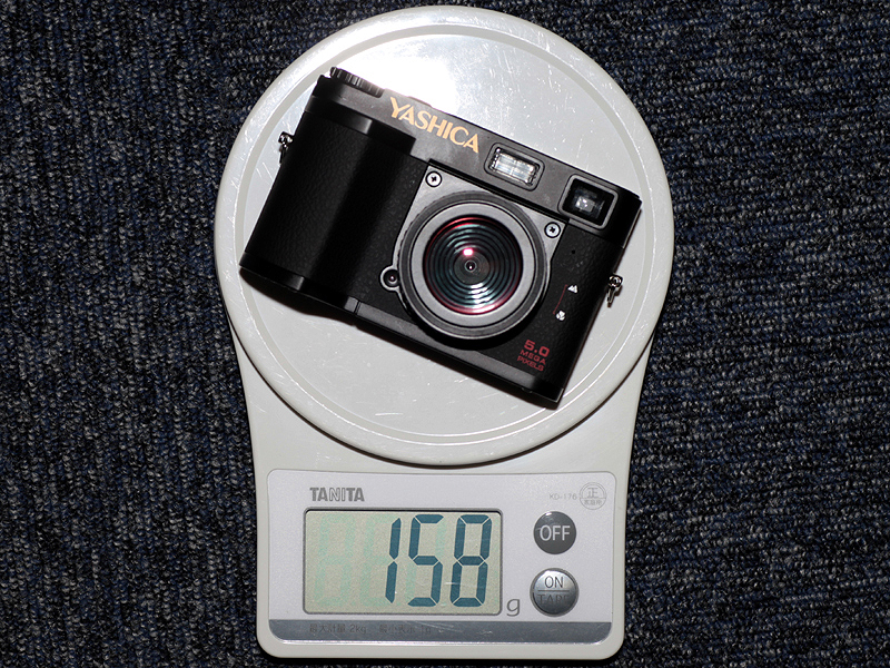 <b>バッテリーと記録メディアを含む重量。見た目より軽く感じる</b>