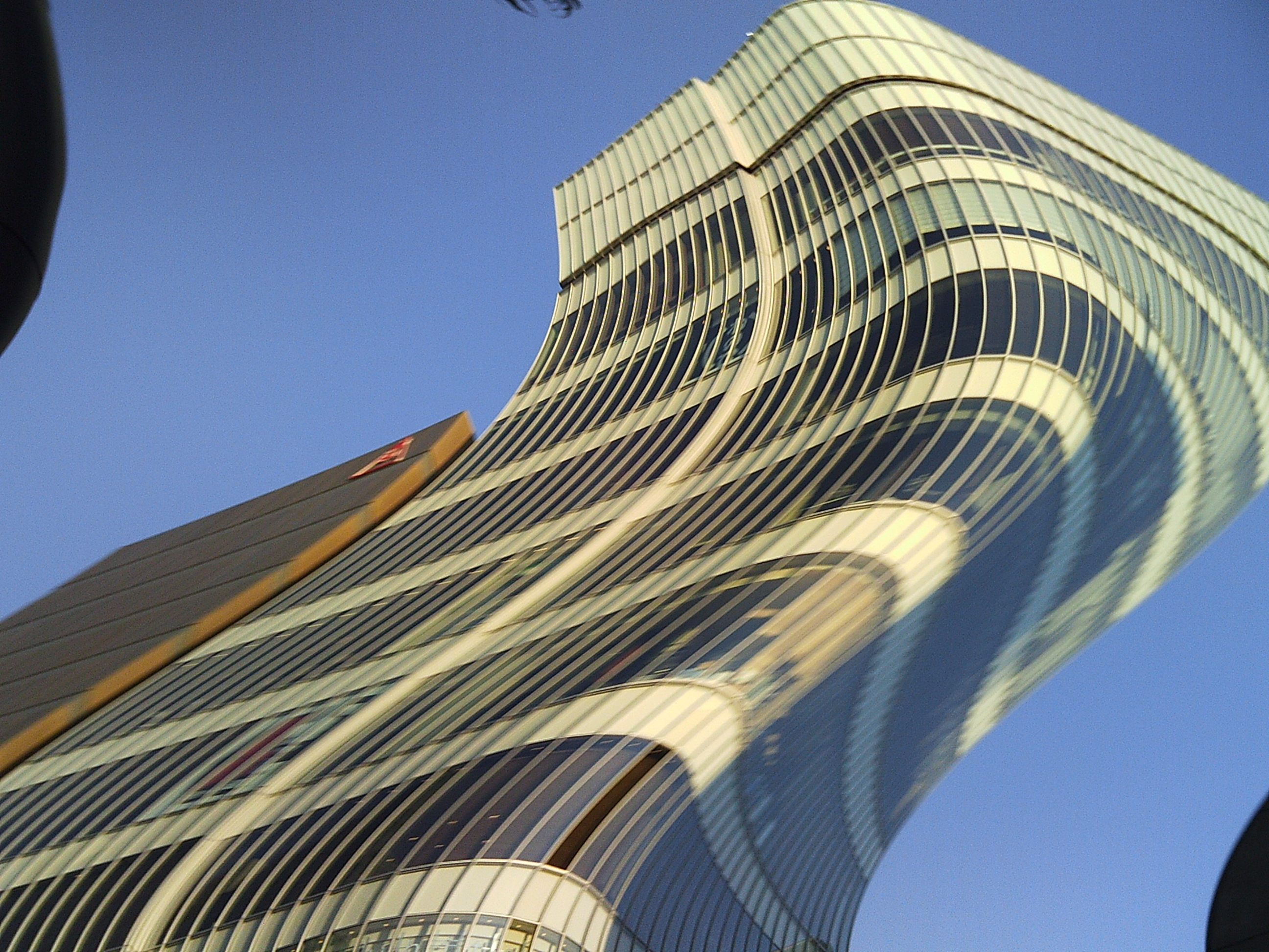 <b>シャッターボタンを押したときにカメラを激しく振ると、被写体がぐにゃりとなる</b>