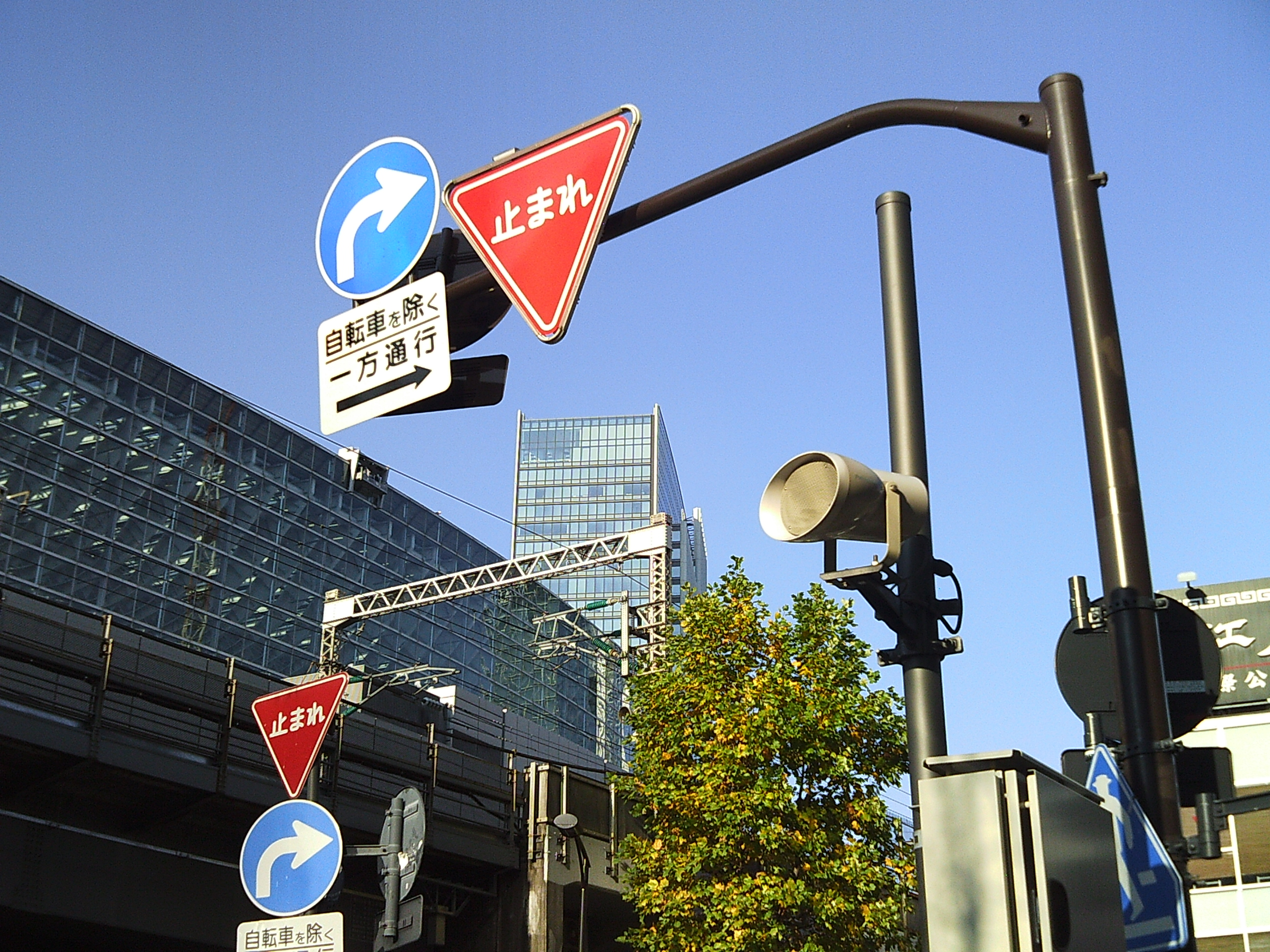 <b>EZ F521 / 2,592×1,944 / 1/804秒 / F2.8 / 0EV / ISO100 / オート / WB:オート</b>