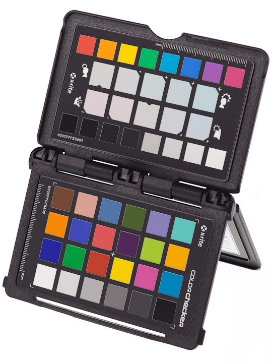 <b>広げることで任意の角度に自立できる。パッチは「クリエイティブ補正ターゲット」（上）と、「クラシックターゲット」（下）からなる</b>