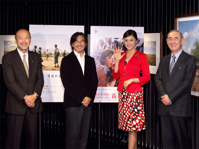 <b>左から湯浅一弘</b><b>氏、菅原一剛氏、藤原紀香さん、大塚義治氏</b>