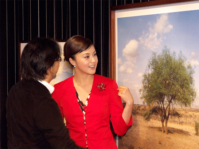 <b>展示作品を眺める菅原氏と藤原さん</b>