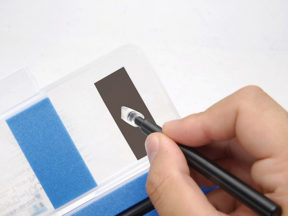 <b>スティック先端のクリーニングチップでゴミを吸着する</b>