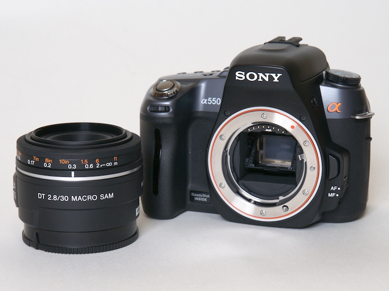 <b>左が今回の主役「DT 30mm F2.8 Macro SAM」。α550（右）と組み合わせて撮りました</b>