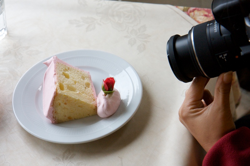 <b>標準ズームレンズでの最短撮影距離で撮影。右が撮影した写真</b>