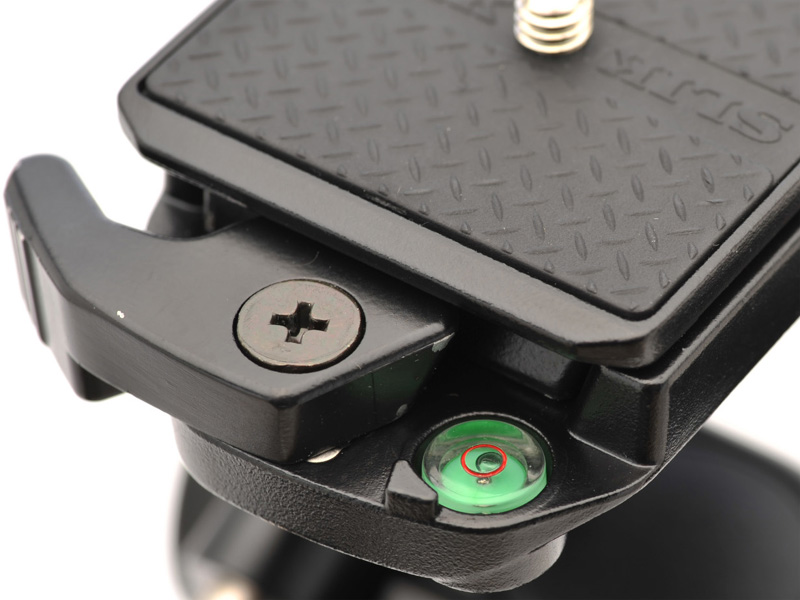 <b>水準器を装えた2ハンドル雲台（SH-726E）を装備</b>