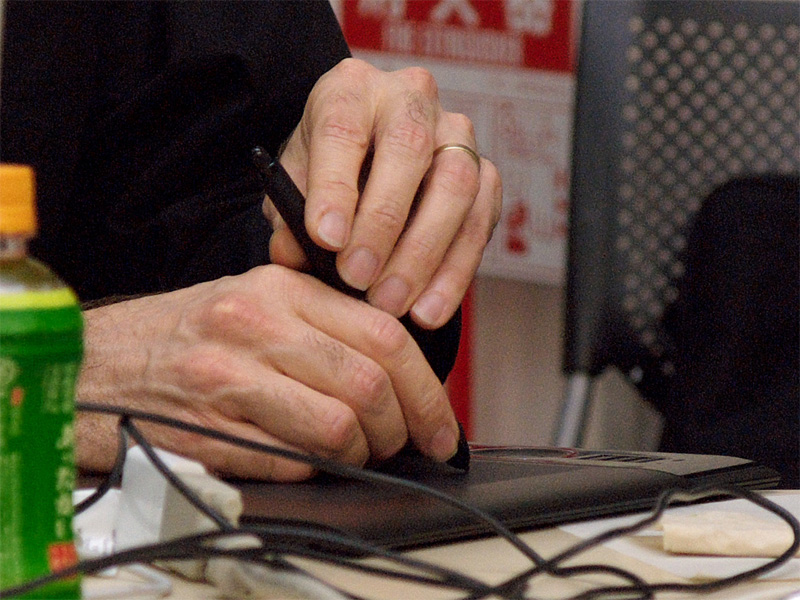 <b>ペンタブレットの入力ペンを傾けると、画面上の筆および筆先のグラフィックが追従する。デモで使用したのはワコムの製品</b>