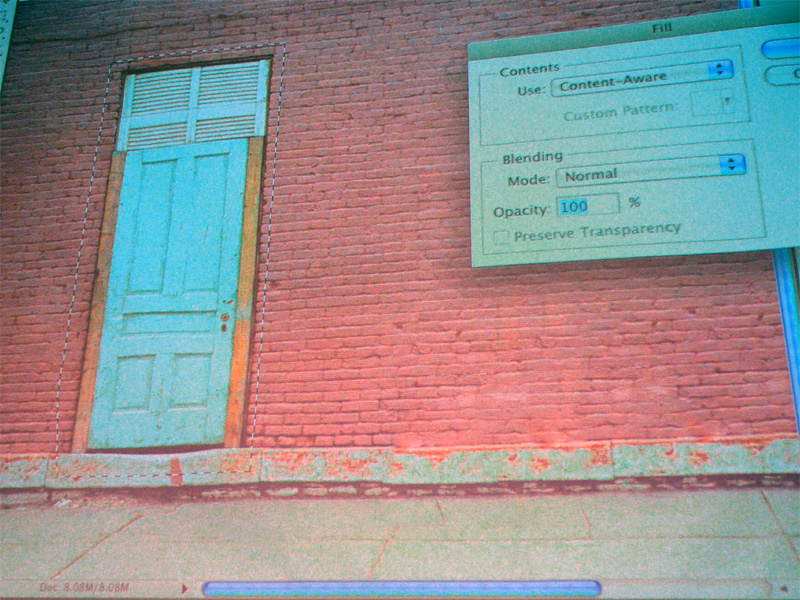 <b>パッチマッチ機能。要素判別を利用することで、レンガとセメントの部分が混ざることなくドアが消えた</b>