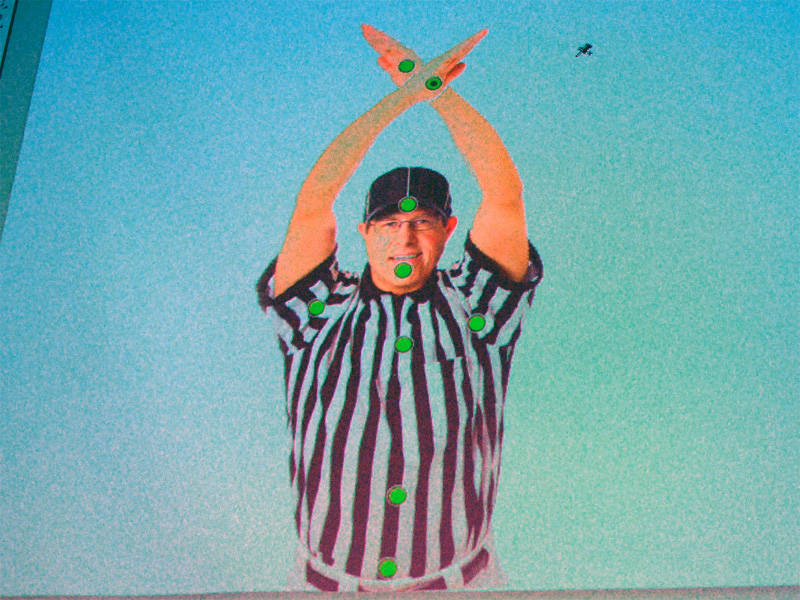 <b>パペットワープのデモ。コントロールポイントを指定しドラッグすることで、人形のように変形する。写真のように手を交差させると、服の部分も追従していた</b>