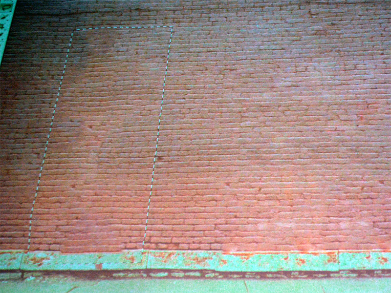 <b>パッチマッチ機能。要素判別を利用することで、レンガとセメントの部分が混ざることなくドアが消えた</b>