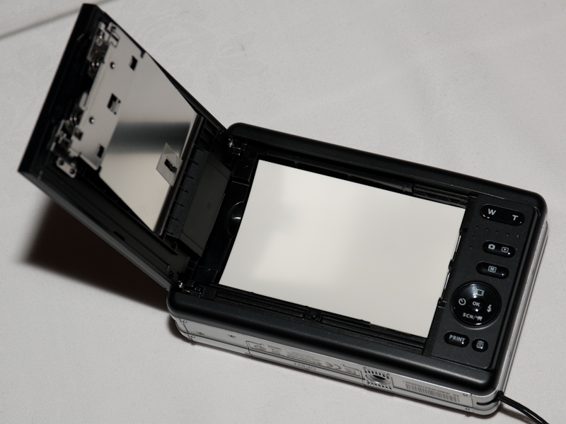 <b>背面液晶モニター部分を開いて給紙する</b>