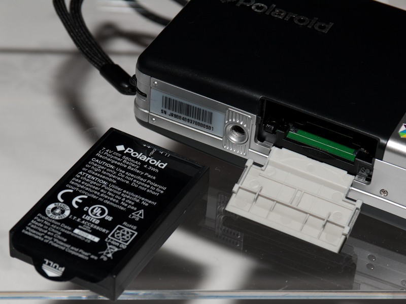 <b>メモリーカードスロットとバッテリー室。電池はリチウムポリマー充電池</b>