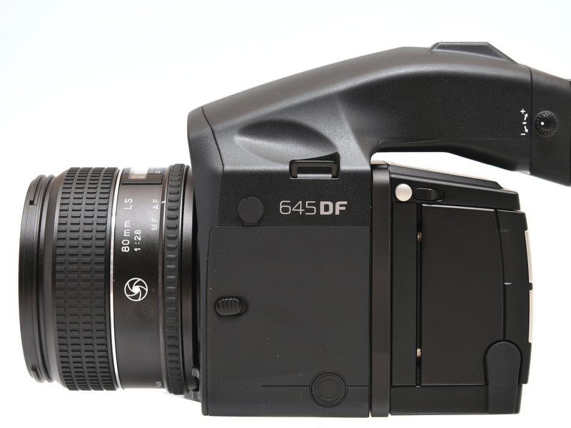 <b>アイレベルファインダー部が長くなり、液晶モニターに鼻の先が当たりにくくなった</b>