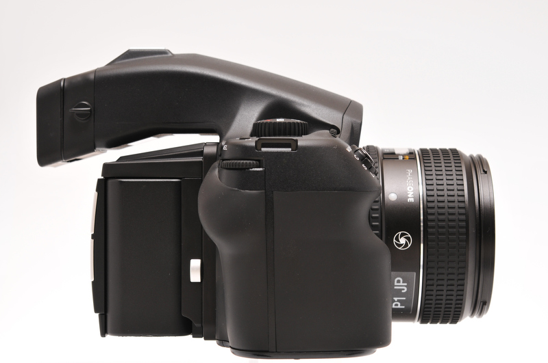 <b>アイレベルファインダー部が長くなり、液晶モニターに鼻の先が当たりにくくなった</b>