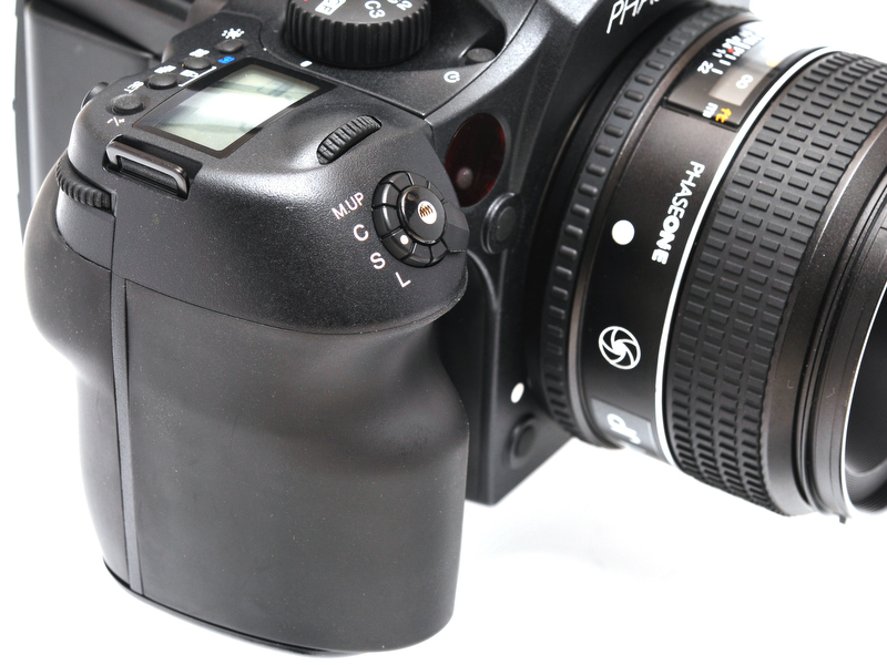 <b>シャッターボタン周り。ダイヤルは前後に搭載</b>