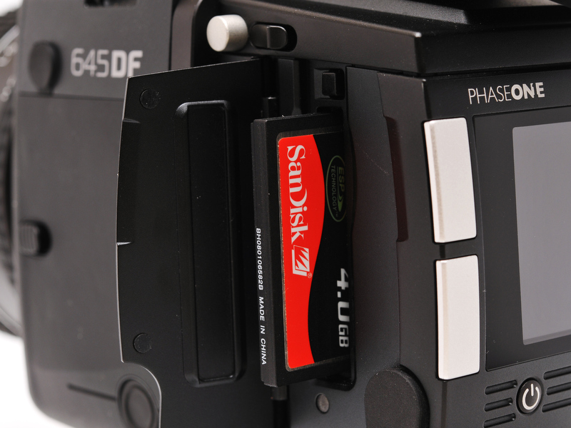 <b>CFスロットを備え、スタンドアローンでの撮影が可能</b>