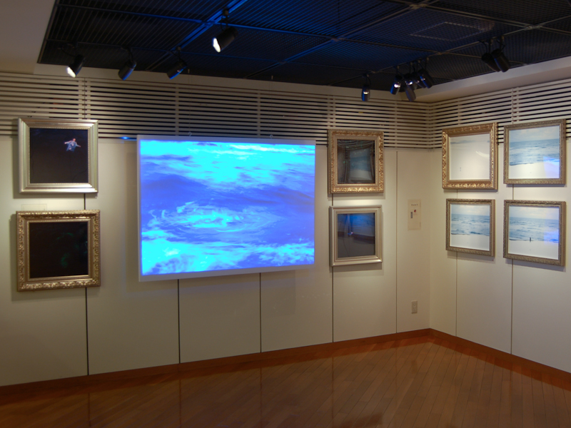 <b>プロジェクターを用いた作品展示もある</b>