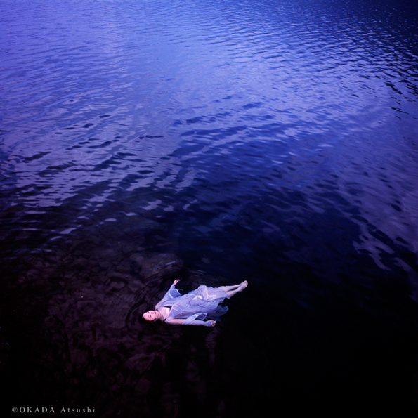 <b>DMに使用したイメージ。湖だと普通人は沈んでしまうのだが、伊津野さんは自然と浮かぶ。「そういう不思議な人なんです」と岡田さんは言う (c)岡田敦</b>