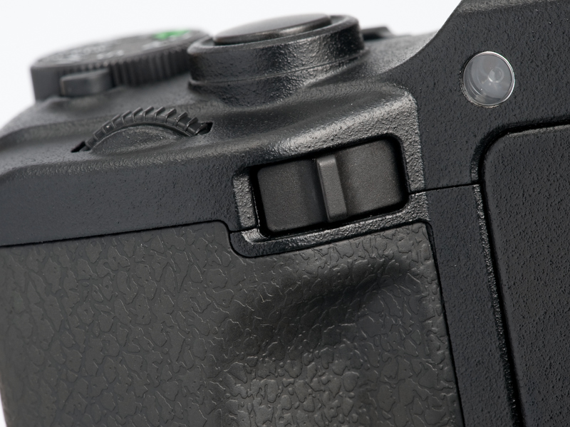 <b>カメラユニット取り外しレバー。向かって右に押すとカメラユニットを取り外せる</b>