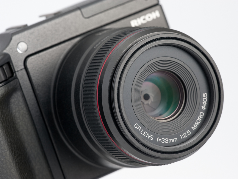 <b>GR LENS A12 50mm F2.5 MACRO。スライド式のフードを内蔵している。絞りは9枚羽根で円形絞りとは書かれていないが、わりと丸い形状だ</b>