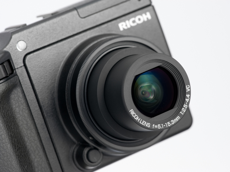 <b>RICOH LENS S10 24-72mm F2.5-4.4 VC。基部のリングを取り外して、自動開閉式レンズキャップLC-2やフード&amp;アダプターHA-3を装着することができる</b>