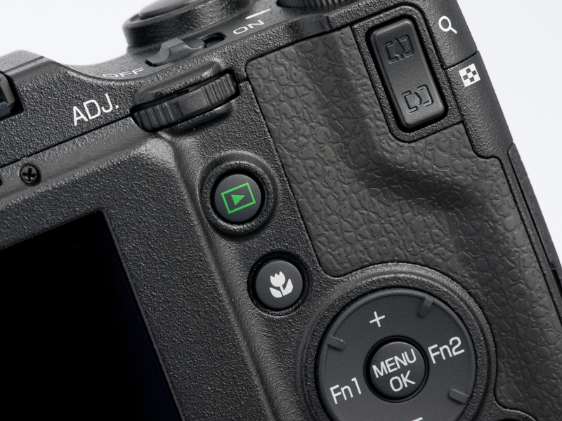 <b>リコーならではのアジャストレバー。左右に倒す+押し込む操作が可能で、割り付ける機能をいろいろ選べるのが便利なところ</b>