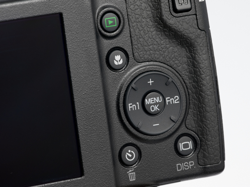 <b>十字キー（測距点移動時などは8方向）はそれぞれに機能が割り付けられているが、これもいろいろ切り替えることができる</b>