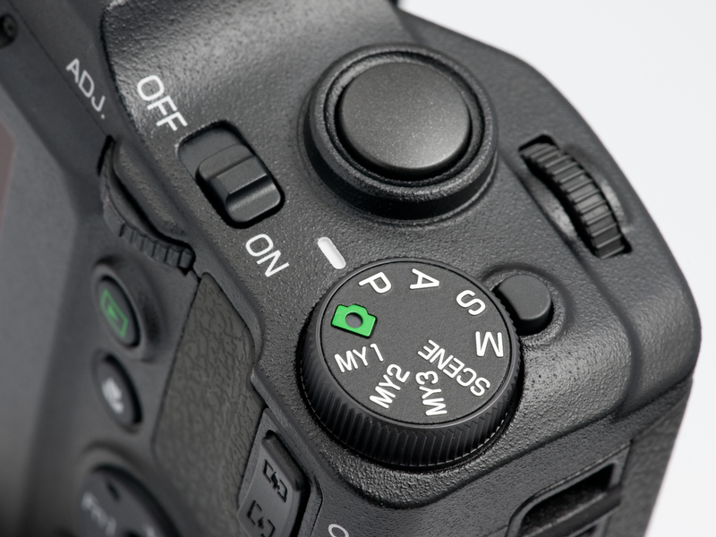 <b>モードダイヤルはめずらしくロック付き。バッグに出し入れの際に切り替わったりする心配がないのがうれしい</b>