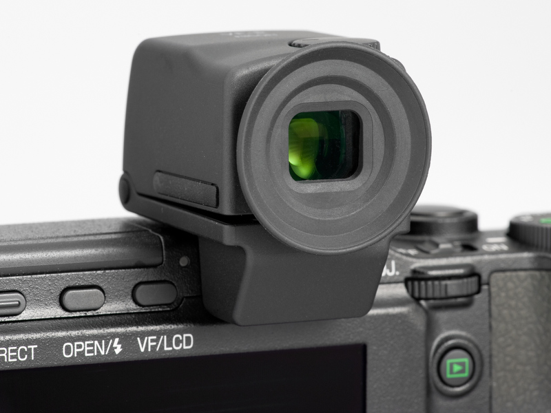 <b>オプションのVF-2を装着した状態。92万ドット相当のフィールドシーケンシャル方式。ピントの山もそこそこつかめる感じ</b>