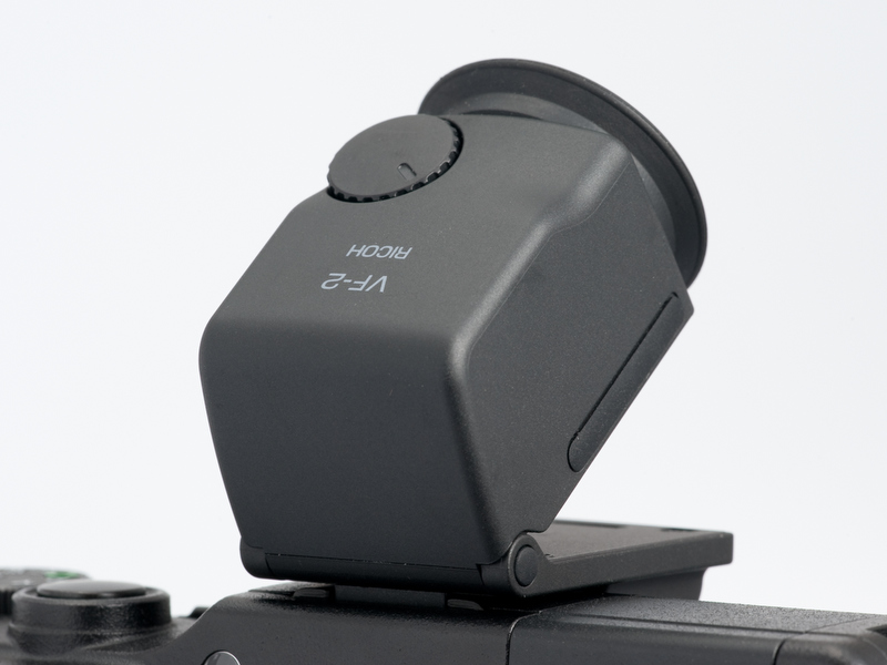 <b>VF-2には上面に視度調整ダイヤルがある。また、上向き90度までチルトが可能なので、ローアングル撮影時（横位置だけ）に便利だ</b>