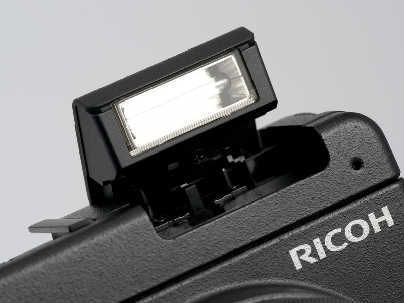 <b>ポップアップ式のストロボをボディに内蔵。かなり発光量は小さそうだが、ないよりはあったほうが便利だ</b>