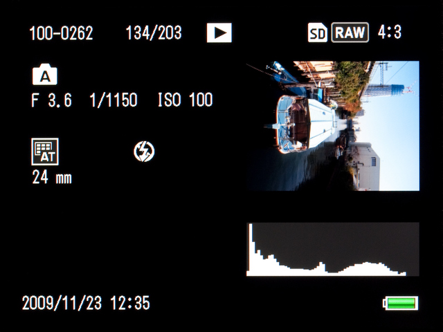 <b>再生時の画面。各種撮影データやヒストグラムなどが表示される。拡大表示は最大で16倍まで。サムネイル表示は20コマと81コマ</b>