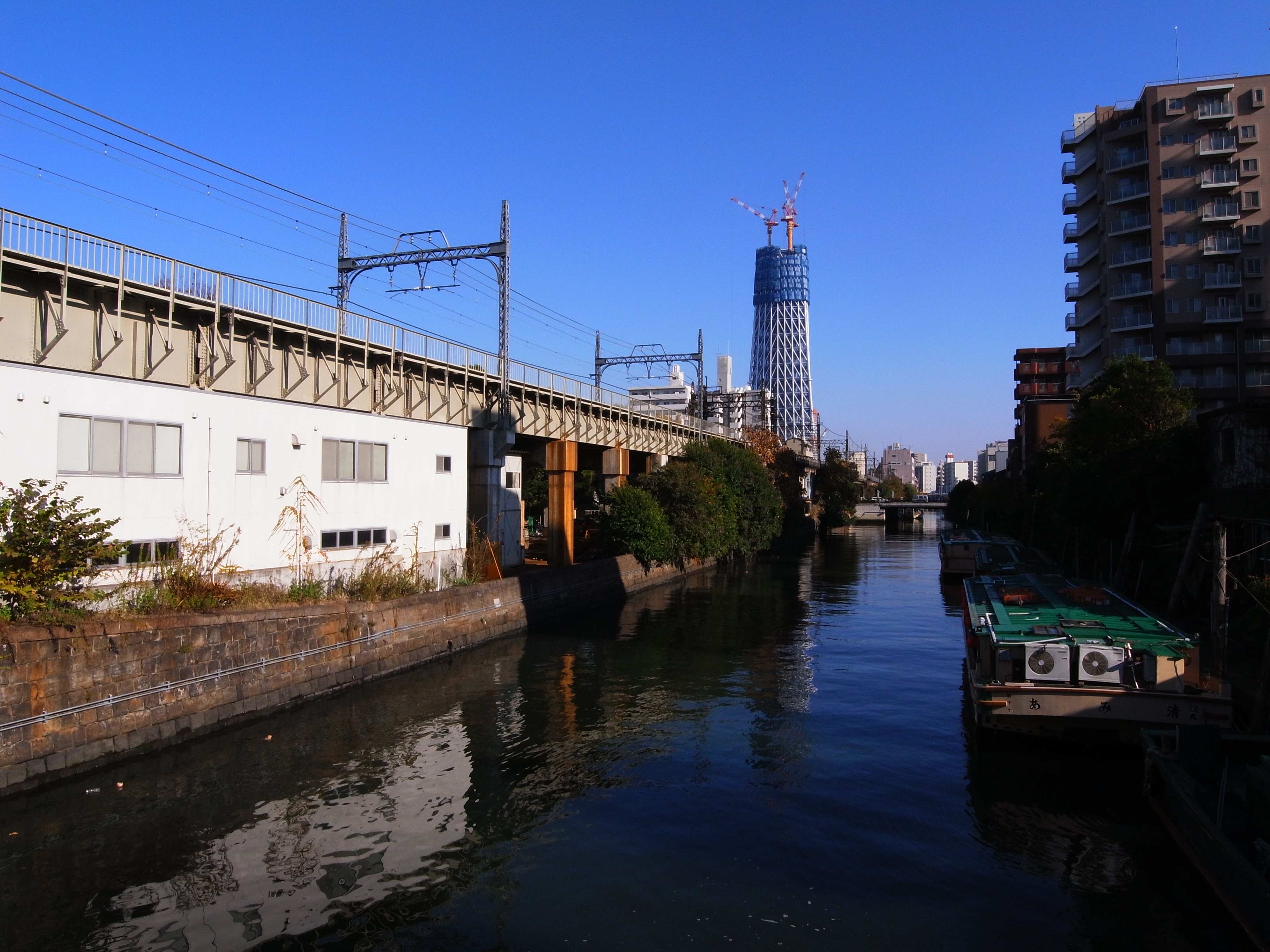 <b>ビビッド<br>3,648×2,736 / 1/410秒 / F8.1 / -0.7EV / ISO100 / WB:太陽光 / 5.1mm（24mm相当）</b>