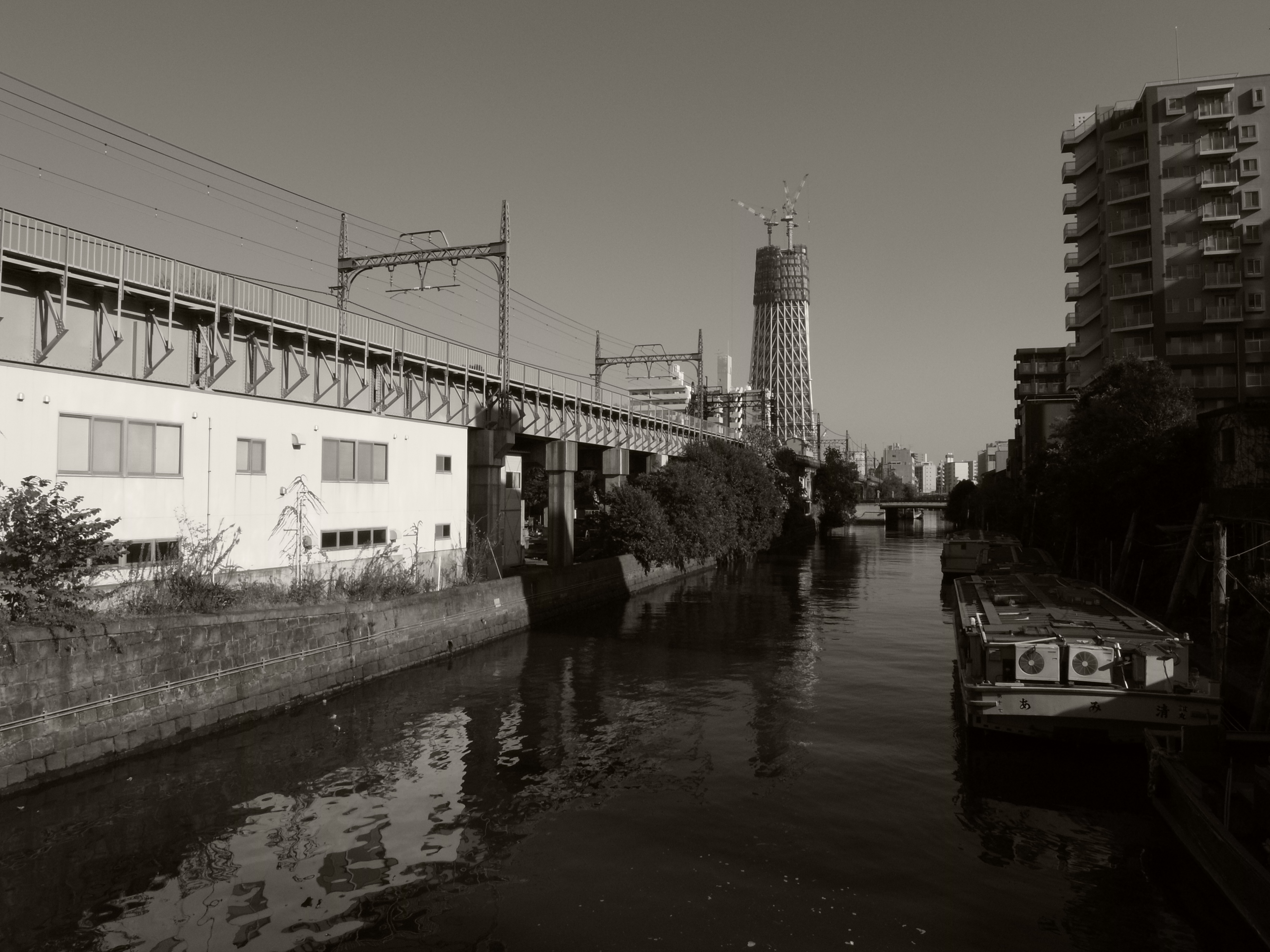 <b>セピア<br>3,648×2,736 / 1/440秒 / F8.1 / -0.7EV / ISO100 / WB:太陽光 / 5.1mm（24mm相当）</b>