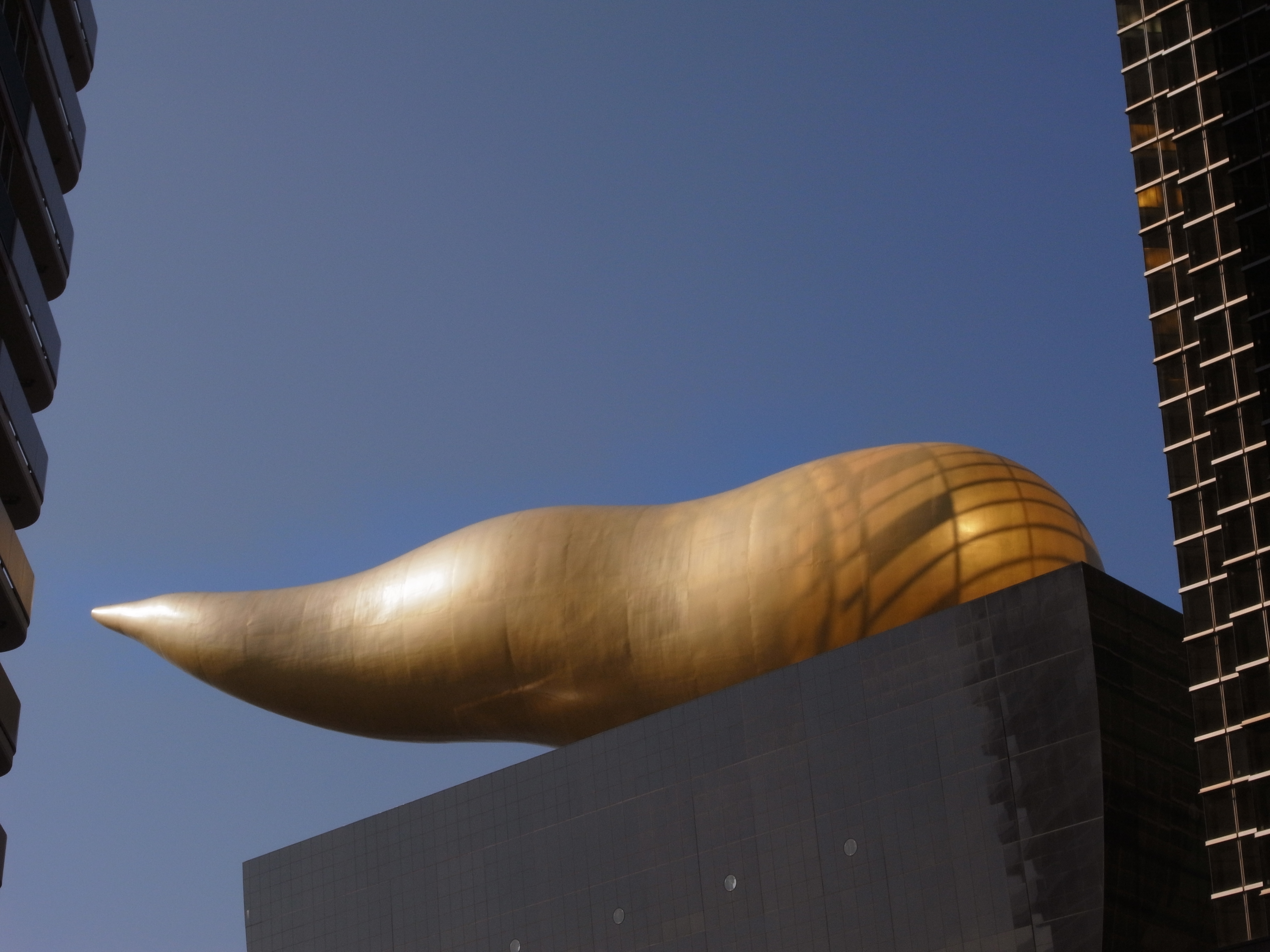 <b>こちらは同じ位置からズームの望遠端で撮ったもの<br>3,648×2,736 / 1/1410秒 / F7.1 / -2EV / ISO100 / WB:オート / 15.3mm（72mm相当）</b>