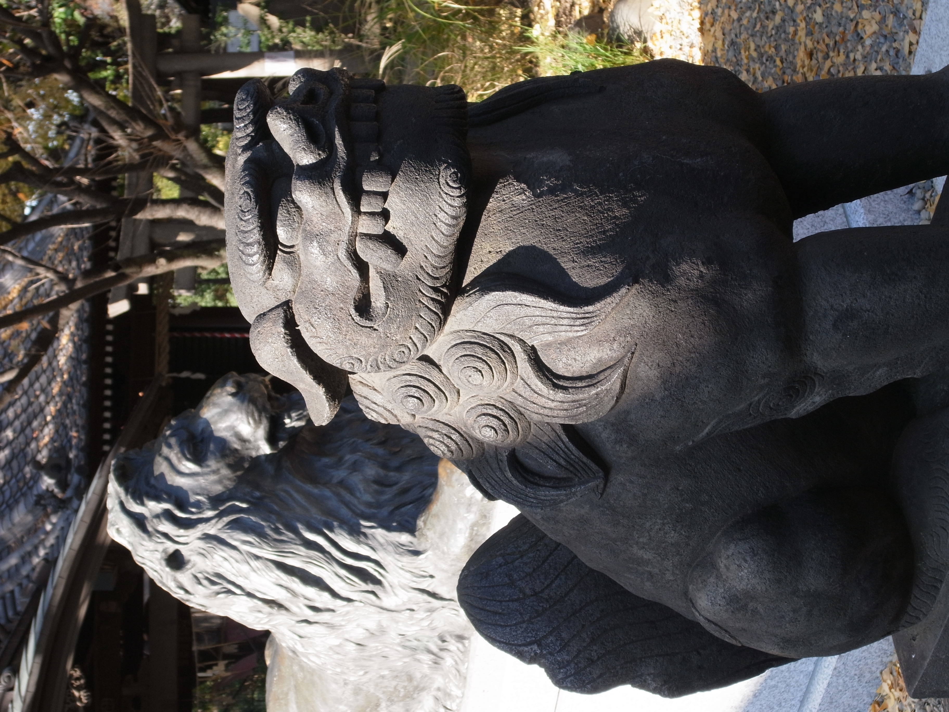 <b>神社にこま犬はいいとして、なぜかライオンである<br>3,648×2,736 / 1/143秒 / F4.7 / 0EV / ISO100 / WB:オート / 14.1mm（66mm相当）</b>