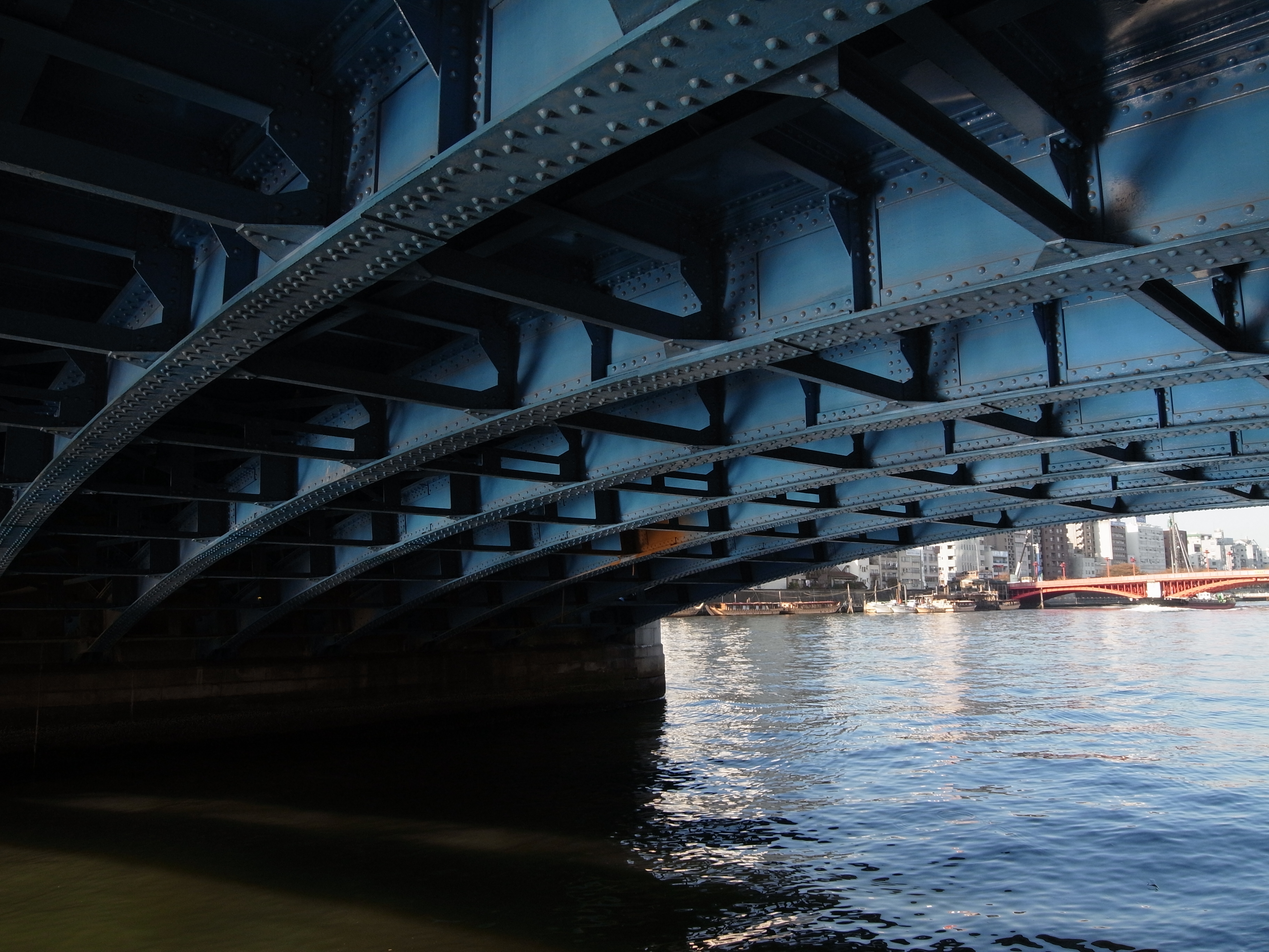 <b>1/1.7型CCDで1,000万画素に抑えていることも有利にはたらいているのだろう、シャドー部のノイズは少ないし階調性もいい<br>3,648×2,736 / 1/270秒 / F4.6 / -1.3EV / ISO100 / WB:オート / 5.1mm（24mm相当）</b>