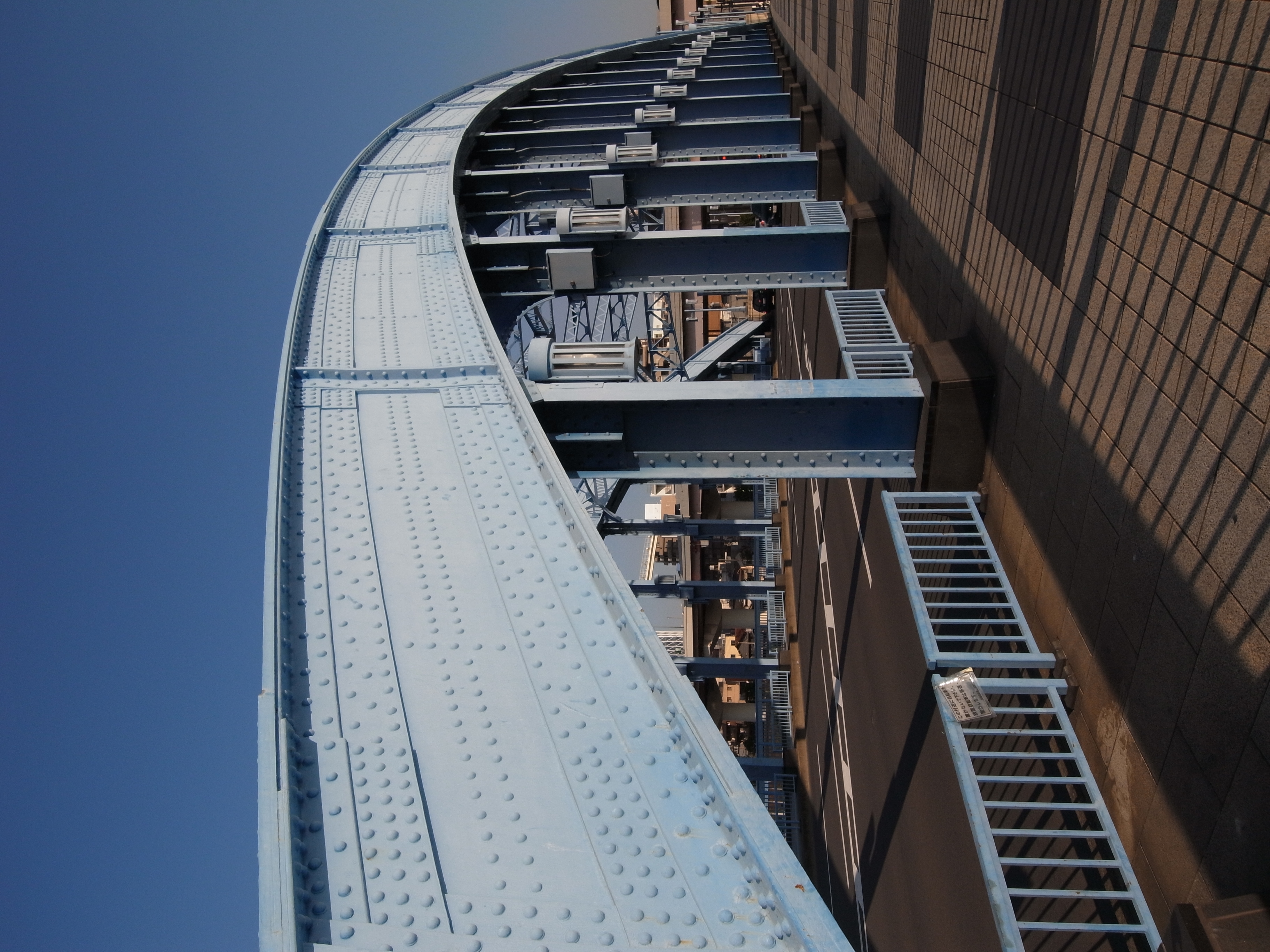 <b>これだけ青一色の画面になると色転びは避けられないが、以前のリコー機に比べれば格段にオートホワイトバランスの精度は向上している<br>3,648×2,736 / 1/270秒 / F5.1 / -0.7EV / ISO100 / WB:オート / 5.1mm（24mm相当）</b>