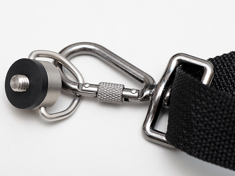 <b>カメラ取付け金具（左）。カラビナはロック付き</b>