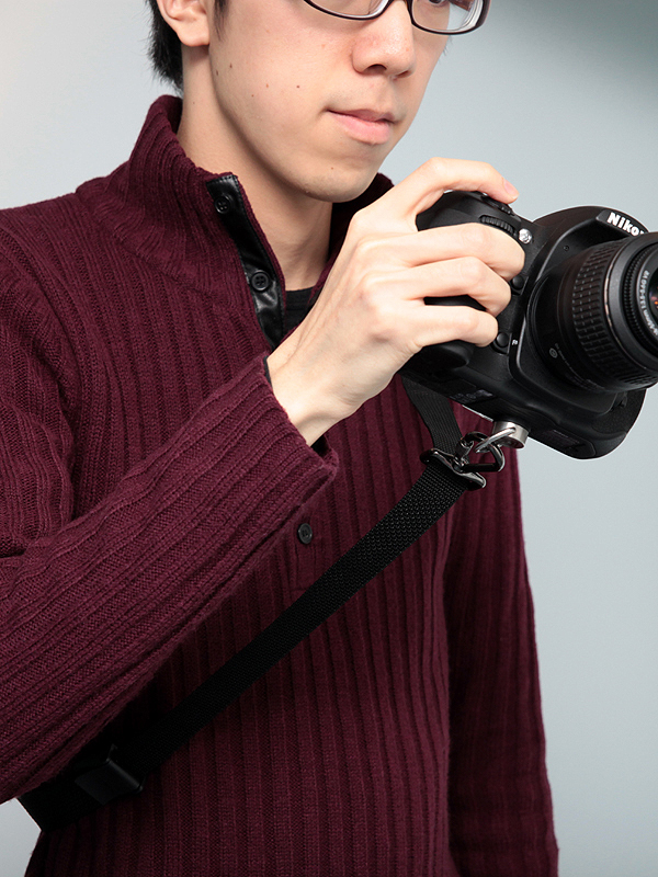 <b>カメラはストラップに沿って容易に移動可能</b>