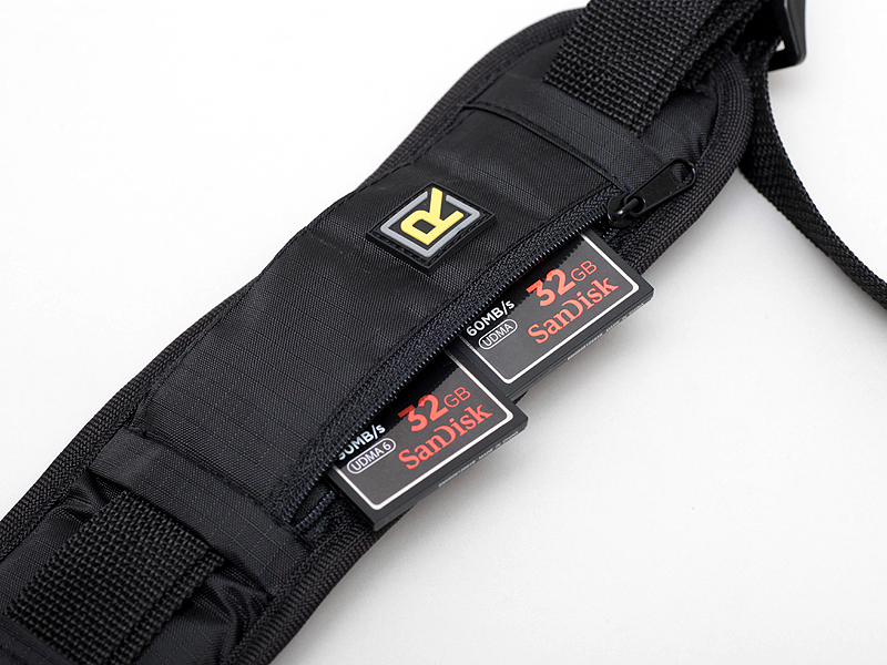 <b>CFが2枚収納できるポケットを備える</b>