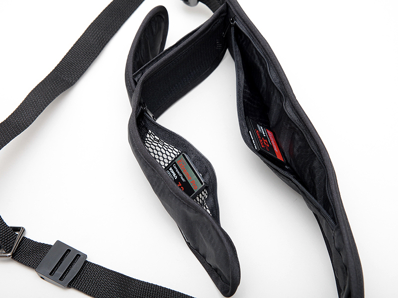 <b>肩パッド部分は2層になっており、2つのポケットを備える</b>