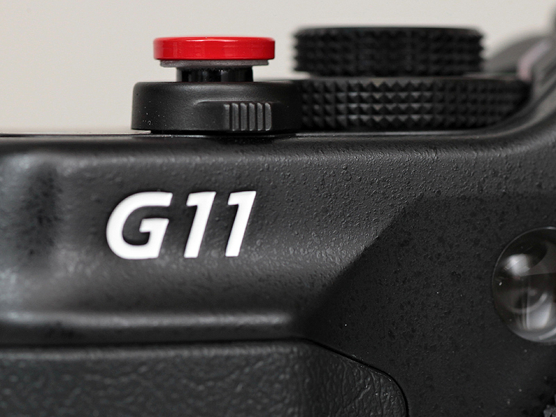 <b>Soft Button for Digitalを取付けたところ。シャッターボタンの面積が大きくなるので軽い力で押すことができた</b>