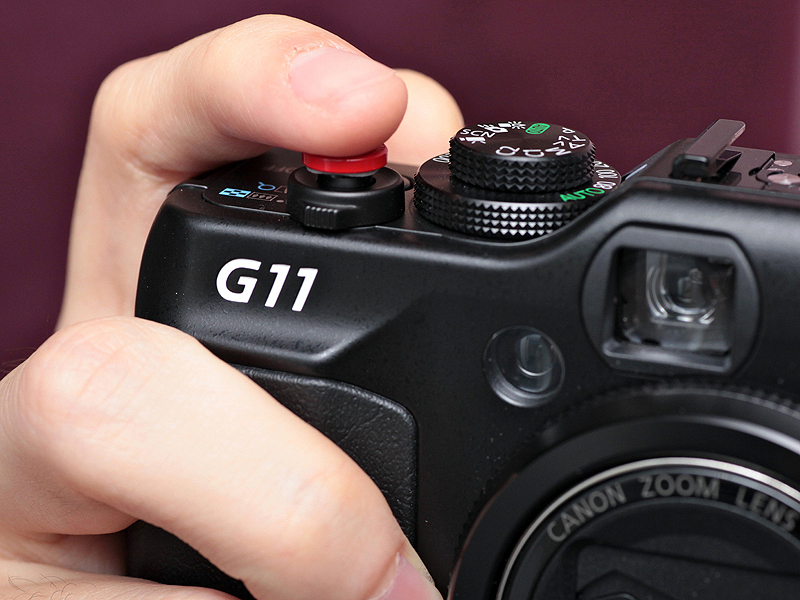<b>Soft Button for Digital（レッド）を装着したPowerShot G11</b>